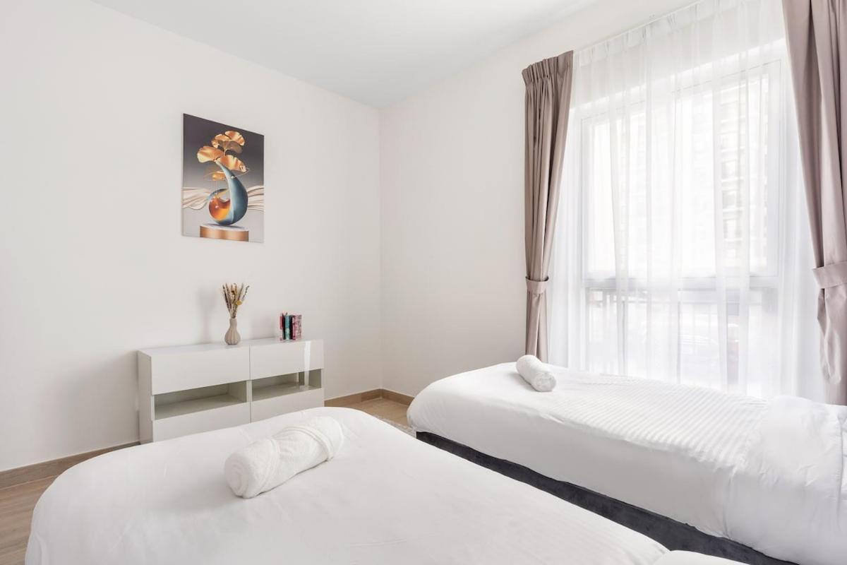 Prime Location 2br With Pool & Dining Nearby *