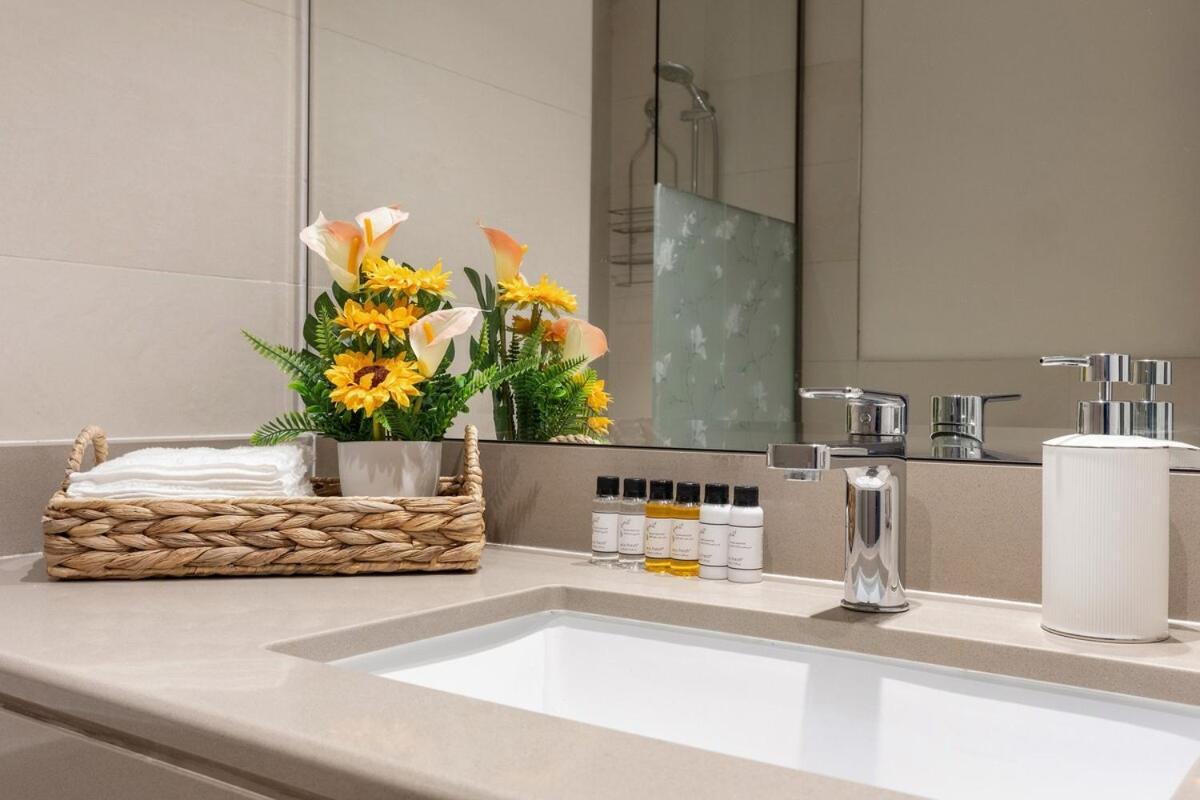 Prime Location 2br With Pool & Dining Nearby *