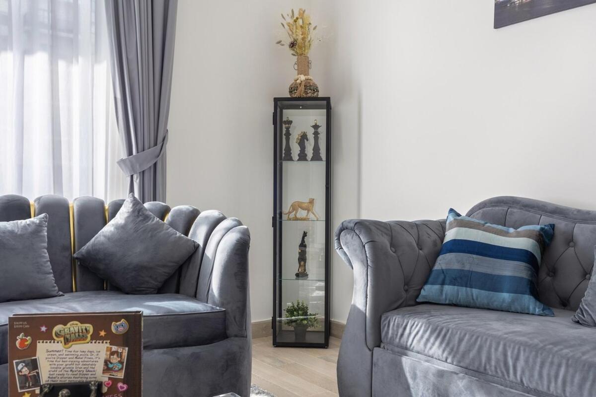 Prime Location 2br With Pool & Dining Nearby شقة