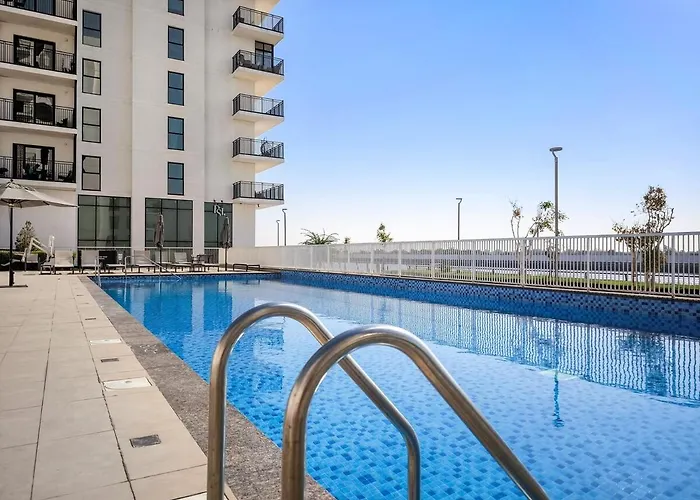 Prime Location 2Br Apartment With Pool & Dining Nearby