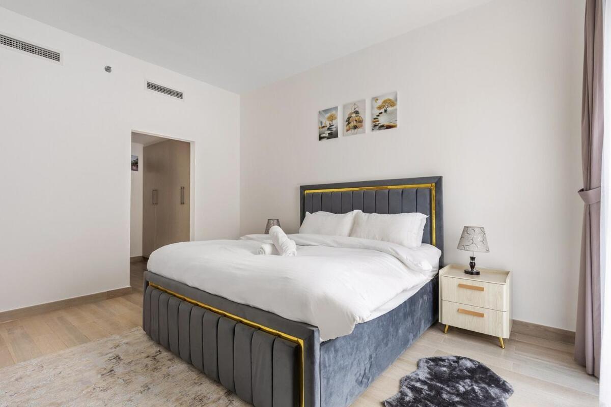 Apartment Prime Location 2Br Apartment With Pool & Dining Nearby *