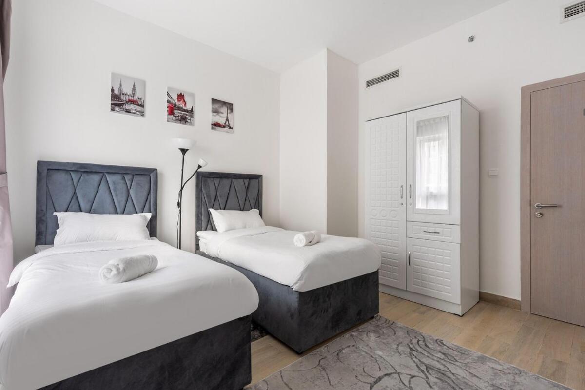 Prime Location 2Br Apartment With Pool & Dining Nearby