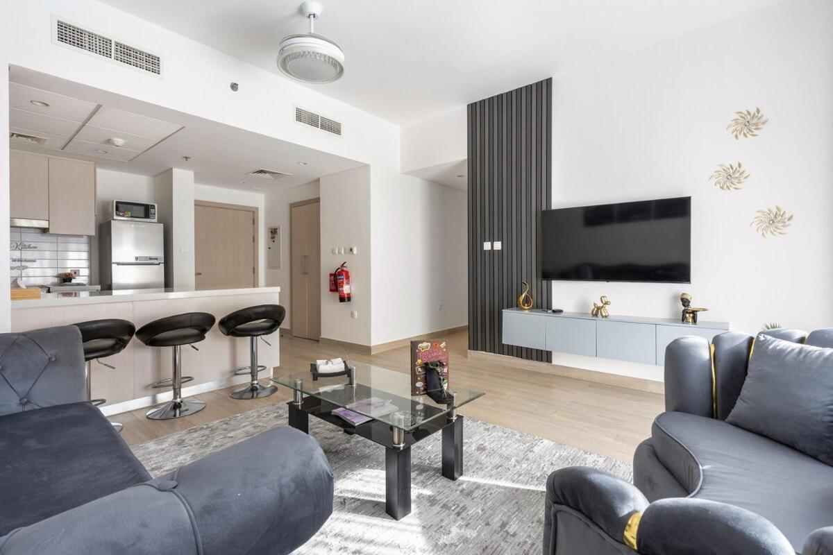 Prime Location 2Br Apartment With Pool & Dining Nearby