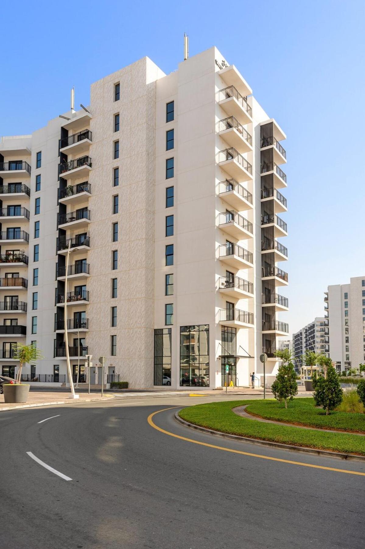 Prime Location 2Br Apartment With Pool & Dining Nearby Abu Dhabi